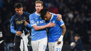 Kevin de Bruyne e Alisson Santos