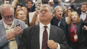 A dança hilariante de Laporta após ser reeleito presidente do Barcelona 