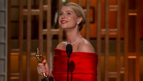 Jessie Buckley dedica Óscar de Melhor Atriz 'ao belo caos do coração de uma mãe'