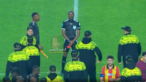 Apito final e vermelho... na mão: árbitro da Champions africana pronto para o pior  