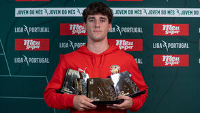 Avançado do Marítimo com os três troféus