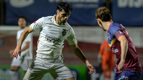 Os jogadores de Torreense e Portimonense em ação