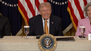 «Numa escala de 0 a 10, ele tem sido um 8»: Trump diz ter falado com Macron sobre o Estreito de Ormuz 