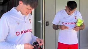 Pau Víctor e Zalazar lêem as suas mensagens