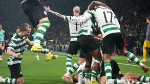 Jogadores do Sporting celebram vitória contra o Bodo/Glimt nos oitavos da Liga dos Campeões