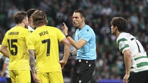 Árbitro fala com jogadores de Sporting e Bodo/Glimt em jogo