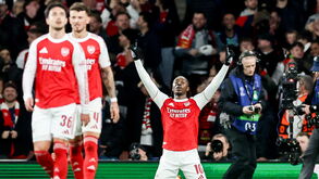 Eze marcou frente ao Bayer Leverkusen