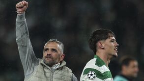 Rui Borges de punho no ar após vitória com o Bodo/Glimt