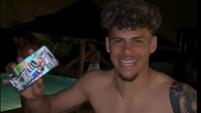 Maxi Araújo celebra vitória épica madrugada fora... na piscina