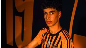 Manel assina contrato profissional com Lus. Lourosa.
