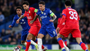 Enzo Fernández em ação frente ao Paris Saint-Germain