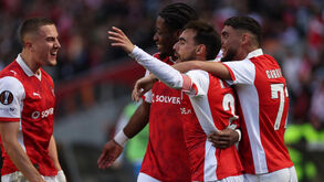 Ricardo Horta celebra um dos golos com Arrey-Mbi, Gabri Martínez e Lagerbielke