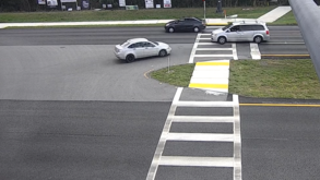 Imagens de videovigilância captam homem a conduzir em marcha-atrás no meio do trânsito nos EUA 