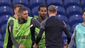 Jogadores Estugarda 'pegados' no Dragão: o momento em que Fuhrich e Assignon se desentenderam no treino