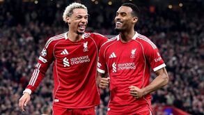 Jogadores do Liverpool celebram nos oitavos de final da Liga dos Campeões