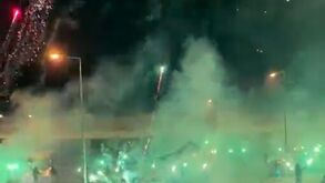 Fogo de artifício e dezenas de tochas: Juve Leo festeja 50.º aniversário junto ao Estádio José Alvalade