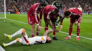 Noa Lang cortou um dedo no jogo contra o Liverpool