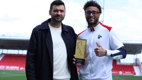 João Paulo (à esquerda) entregou o prémio do Sindicato a Gustavo Varela