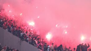 Ainda o Benfica-FC Porto: pirotecnia e arremesso de objetos para o relvado valem multa de 30850 euros