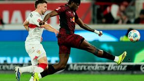 Castello Lukeba, central do RB Leipzig, seguido pelo Arsenal