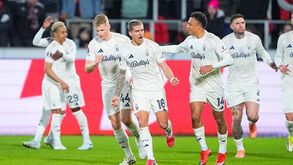 Jogadores do Nottingham Forest celebram vitória contra Midtjylland