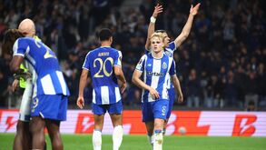 Jogadores do FC Porto celebram durante o jogo contra o Estugarda na Liga Europa
