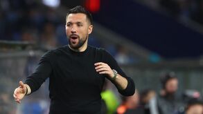 Farioli gesticula durante o jogo