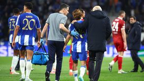 Rodrigo Mora saiu ao intervalo com Nélson Puga e já não voltou