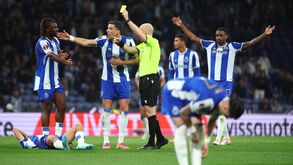 Árbitro mostra cartão amarelo durante o jogo do FC Porto