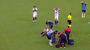 Todos de mãos na cabeça e alguns... em lágrimas: a lesão arrepiante de jogador do Grémio