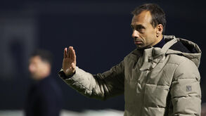 Hugo Oliveira reage junto ao banco de suplentes do Famalicão