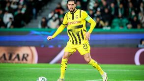 Futebolista do Borussia Dortmund em campo durante uma partida