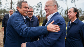 Reinaldo Teixeira com José Manuel Fernandes na Mata Nacional de Leiria, em São Pedro de Moel