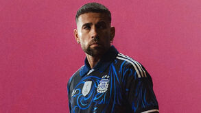 Otamendi mostra a nova camisola alternativa da Argentina
