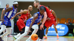 Os jogadores de FC Porto e Benfica durante o clássico