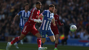 Os jogadores de Brighton e Liverpool em ação