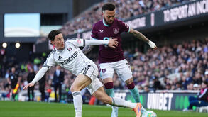 Os jogadores de Fulham e Burnley em ação