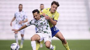 Os jogadores de Moreirense e Arouca em ação