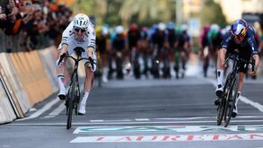 Pogacar cai, recola ao pelotão e ataca na Cipressa e no Poggio para vencer finalmente a Milão-Sanremo
