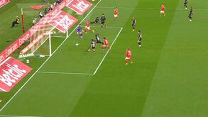 Benfica-V. Guimarães: depois do erro no segundo golo, Beni fez autogolo e 'fechou' o jogo