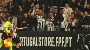 Autor do golo festeja com os adeptos