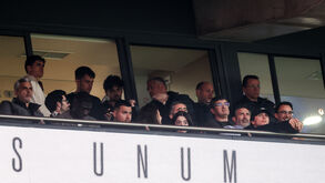 João Neves na bancada a assistir ao Benfica-V. Guimarães