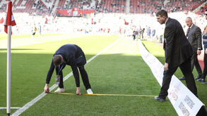 Fitas métricas ajudaram a reajustar a distância dos placards publicitários no Southampton-Oxford United