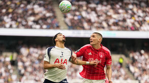 Dominic Solanke (Tottenham) e Nikola Milenkovic (Nottingham Forest)