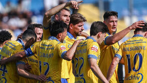 Ferro a celebrar com os companheiros de equipa depois de marcar ao Rio Ave