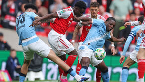 Os jogadores de Arsenal e Manchester City em ação