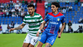 Luis Suárez e Nabil Touaizi durante o Alverca-Sporting