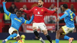 Mateus Mané (à esquerda) num duelo com o Manchester United