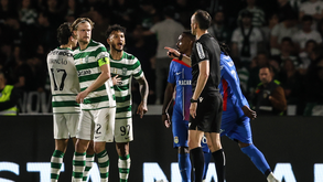 O momento em que João Pinheiro exibe o cartão amarelo a Suárez após o avançado do Sporting alertar que não sofreu penálti