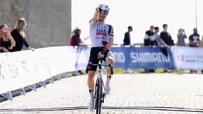 Tiago Antunes no pódio da Clássica da Arrábida, com Enea Sambinello a vencer pela Emirates